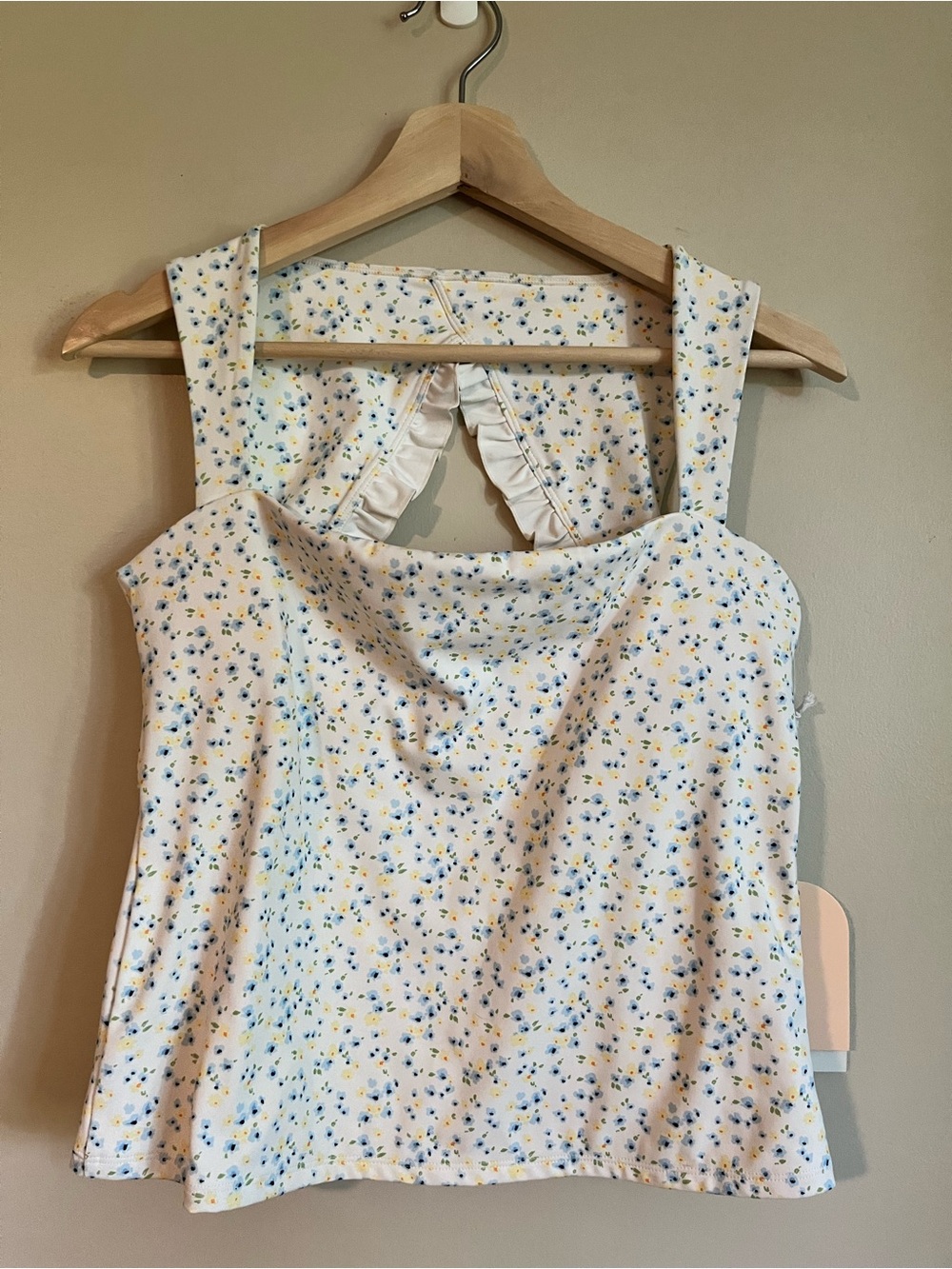 Blogilates Ruffle Back Tank white floral print size large New with tags